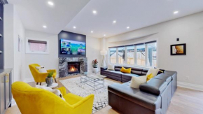Family Modern walkout Basement wSauna Indoor Fireplace Wifi